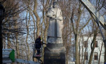 Ουκρανία: «Ξήλωσαν» το άγαλμα του σοβιετικού απελευθερωτή του Κιέβου από τους ναζί