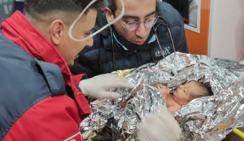Φονικός σεισμός στην Τουρκία – Θαύμα στα χαλάσματα: Μωρό 10 ημερών βγήκε ζωντανό από τα χαλάσματα