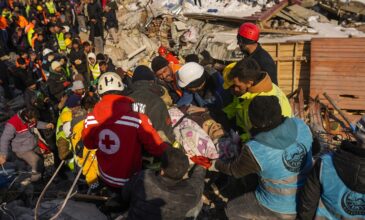 Βιβλική καταστροφή σε Τουρκία και Συρία: Μια 40χρονη γυναίκα ανασύρθηκε ζωντανή έπειτα από 104 ώρες – Εκατοντάδες χιλιάδες άστεγοι
