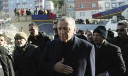 Τουρκία: Νέες δημοσκοπήσεις «δείχνουν» ότι το κόμμα του Ερντογάν αντέχει παρά τον σεισμό
