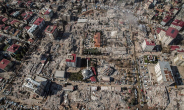 Le Point: O σεισμός στην Τουρκία έφερε στο φως τη διαφθορά του καθεστώτος Ερντογάν