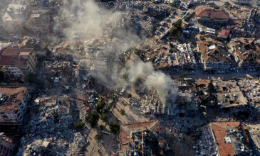 Τουρκία: Η κυβέρνηση θα κάνει έρευνα σε βάθος για τα κτίρια που κατέρρευσαν – Εντάλματα σύλληψης για 113 άτομα