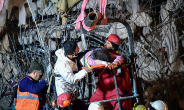 Φονικός σεισμός στην Τουρκία: Ζωντανούς ανέσυραν τρεις ανθρώπους από τα ερείπια