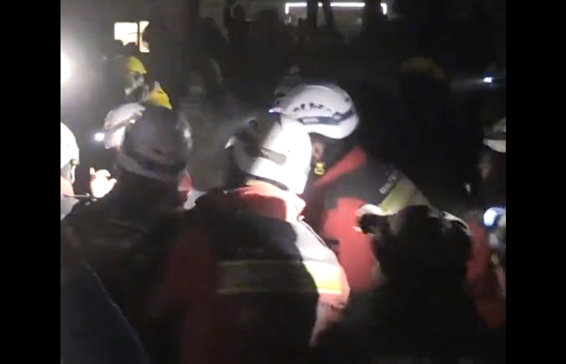 Fonikos seismos 7,8 Richter: Neo… thavma stin Tourkia – Dyo gynaikes Fonikos seismos 7,8 Richter: Neo… thavma stin Tourkia – Dyo gynaikes