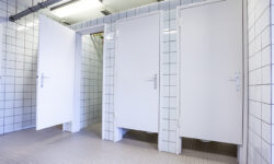 Κακουργηματική δίωξη σε υπάλληλο εταιρείας, ο οποίος βιντεοσκοπούσε παράνομα 68χρονη στην τουαλέτα