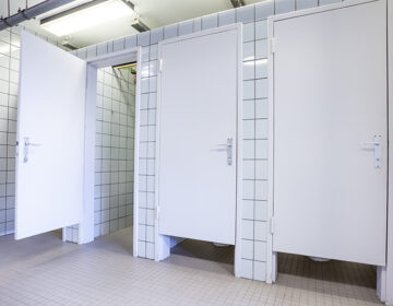 Κακουργηματική δίωξη σε υπάλληλο εταιρείας, ο οποίος βιντεοσκοπούσε παράνομα 68χρονη στην τουαλέτα