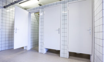 Γιατί οι πόρτες στις δημόσιες τουαλέτες δεν ακουμπάνε στο έδαφος