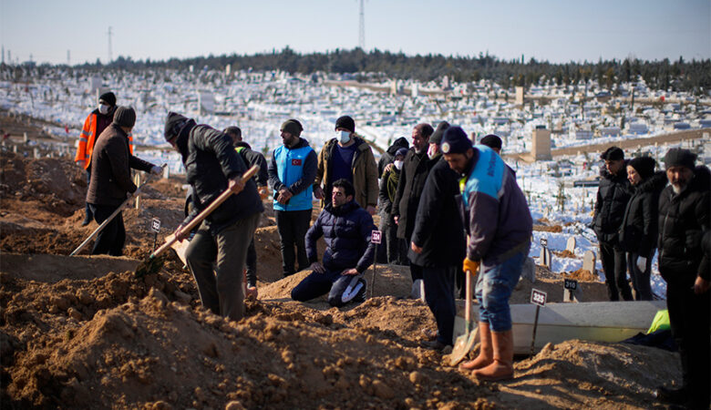 Βιβλική καταστροφή σε Τουρκία και Συρία: Θρήνος, οργή και απόγνωση οκτώ μέρες μετά – Ψάχνουν θαύματα στα χαλάσματα