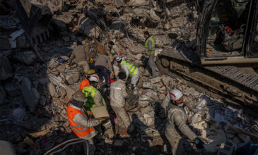 Σεισμός 5,6 Ρίχτερ στην Τουρκία: Ένας νεκρός και δεκάδες τραυματίες – Κατέρρευσαν κτίρια και εργοστάσιο