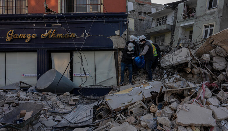 Σεισμός στην Τουρκία: Τρεις άνθρωποι ανασύρθηκαν ζωντανοί από τα ερείπια μετά από 296 ώρες – Ξεπέρασαν τις 45.000 οι νεκροί