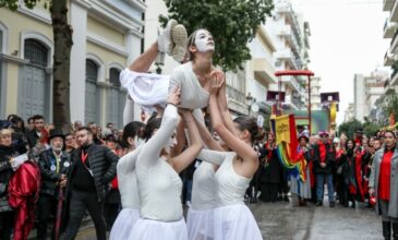 Πάτρα: «Έκρηξη» κεφιού και ενθουσιασμού στην έναρξη της μεγάλης καρναβαλικής παρέλασης