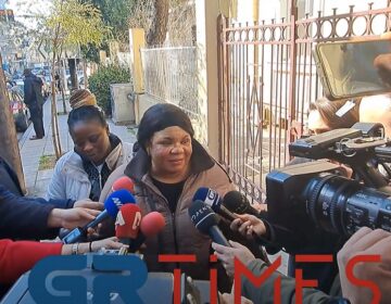 Άγιος Στυλιανός: «Την άφησαν να πεθάνει επειδή ήταν μαύρη» υποστηρίζει η μητέρα του 2,5 ετών κοριτσιού