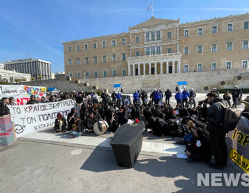 Καλλιτέχνες: Νέα διαμαρτυρία στο Σύνταγμα – Το «φέρετρο» της κηδείας του πολιτισμού