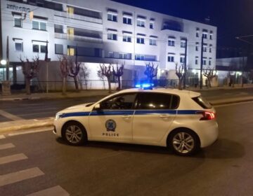 Τροχαίο στην Πέτρου Ράλλη: Αυτοκίνητο καρφώθηκε σε κολώνα και τυλίχτηκε στις φλόγες
