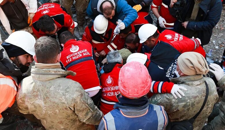 Φονικός σεισμός στην Τουρκία: Βγάζουν ζωντανούς από τα συντρίμμια 11 ημέρες μετά