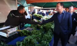 Ο Άδωνις Γεωργιάδης στη λαϊκή αγορά στο Χαλάνδρι: Παραμένουν μεγάλη ασπίδα απέναντι στην ακρίβεια