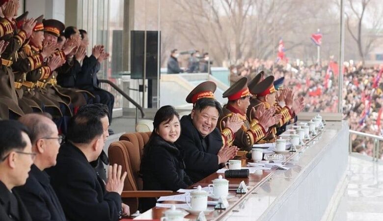 Βόρεια Κορέα: Σπάνια εμφάνιση του Κιμ Γιονγκ Ουν με την κόρη του σε γήπεδο