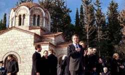 Τρισάγιο στο Τατόι για τον τέως βασιλιά Κωνσταντίνο – Έγιναν τα αποκαλυπτήρια του τάφου του