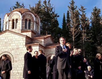 Τρισάγιο στο Τατόι για τον τέως βασιλιά Κωνσταντίνο – Έγιναν τα αποκαλυπτήρια του τάφου του
