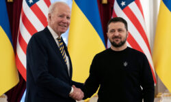 Politico: Ο Μπάιντεν αλλάζει στρατηγική στην Ουκρανία