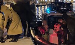 Σάμος: Ένα βρέφος και πέντε παιδιά ανάμεσα σε μετανάστες που απεγκλωβίστηκαν από βραχώδη περιοχή