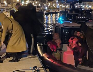 Σάμος: Ένα βρέφος και πέντε παιδιά ανάμεσα σε μετανάστες που απεγκλωβίστηκαν από βραχώδη περιοχή