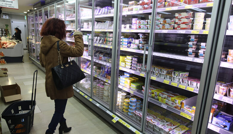 Οι δύο στους τρεις καταναλωτές στην Ελλάδα δαπανούν το 90% του εισοδήματός τους για αγορά βασικών αγαθών