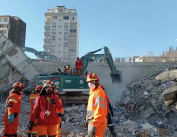 Φονικός σεισμός στην Τουρκία: Πατέρας και γιος από τη Θεσσαλονίκη επιχείρησαν μαζί στα χαλάσματα – «Δε θα ξεχάσουμε ποτέ τη μυρωδιά του θανάτου»