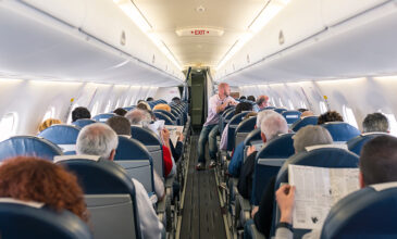 Αεροσυνοδός αποκαλύπτει τον πολύ σοβαρό λόγο για τον οποίο πρέπει να ρωτάς πριν αλλάξεις θέση μέσα στο αεροπλάνο