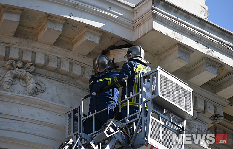 Σταδίου: Τρέχοντας έφτασε η Πυροσβεστική για κομμάτι κτιρίου που ξεκόλλησε ΦΩΤΟ Ξεκόλλησε κομμάτι από κτίριο στη Σταδίου – Δείτε εικόνες του news
