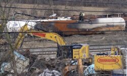 Εκτροχιασμός τρένου με τοξικά χημικά στο Οχάιο – Κάτοικοι λένε πως έχουν πονοκεφάλους