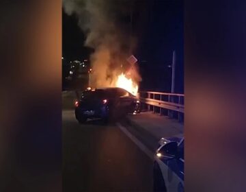 Τροχαίο στην Πέτρου Ράλλη: Βίντεο δείχνει την στιγμή που αστυνομικοί διέσωσαν τον οδηγό από το φλεγόμενο αμάξι