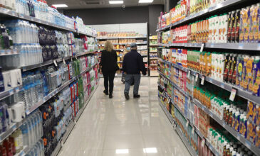 Έρευνα-σοκ για την ακρίβεια: Τι «έκοψαν» 3 στους 4 καταναλωτές – Μείωση του ΦΠΑ σε βασικά τρόφιμα ζητούν 8 στους 10