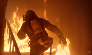 Υπό έλεγχο η φωτιά σε διαμέρισμα στο Λαύριο – Απομακρύνθηκαν δύο άτομα