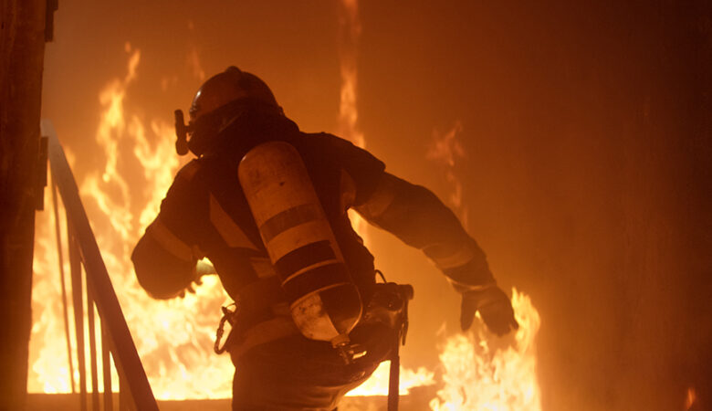 Φωτιά σε διαμέρισμα στην Αθήνα – Απεγκλωβίστηκε άτομο από το μπαλκόνι