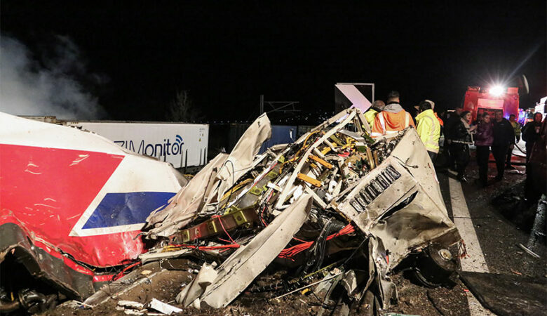 Τραγωδία στα Τέμπη: Συγκλονιστικές μαρτυρίες – «Είχαν λιώσει κομμάτια μεταλλικά από τα βαγόνια»