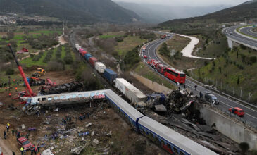 Σύγκρουση τρένων στα Τέμπη: Ανείπωτη τραγωδία με 36 νεκρούς, ανασύρουν απανθρακωμένα πτώματα