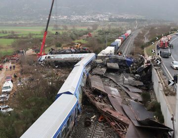 Τραγωδία στα Τέμπη: «Δεν μπορεί η φωτιά να ξεκίνησε από τις μηχανές των τρένων»