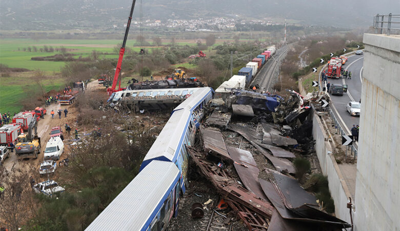 Τραγωδία στα Τέμπη: «Δεν μπορεί η φωτιά να ξεκίνησε από τις μηχανές των τρένων»