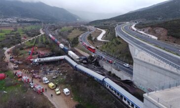 Σύγκρουση τρένων στα Τέμπη: Πώς φαίνεται η καταστροφή από ψηλά με το πρώτο φως της μέρας – Δείτε φωτογραφίες