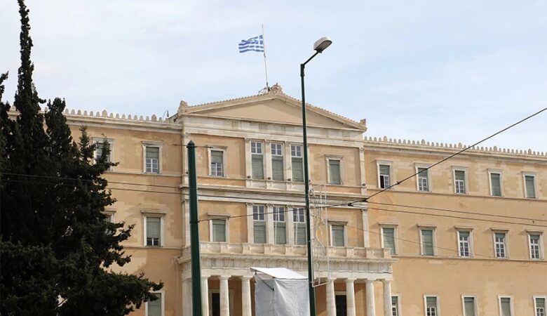 Τραγωδία στα Τέμπη: Μεσίστια κυματίζει η ελληνική σημαία στη Βουλή
