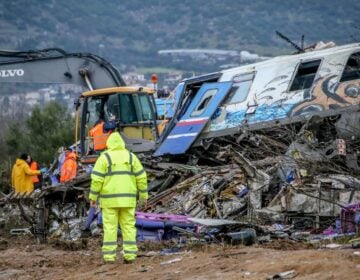 Μήνυση κατά των πρώην υπουργών Κώστα Αχ. Καραμανλή και Χρήστου Σπίρτζη από oικογένεια θύματος της τραγωδίας των Τεμπών