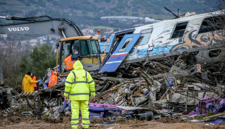 Σιδηροδρομική τραγωδία στα Τέμπη: Στους 57 επισήμως οι νεκροί – 56 αγνοούμενοι δηλώθηκαν στην ΕΛ.ΑΣ.