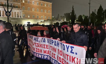 Πορεία διαμαρτυρίας υπό καταρρακτώδη βροχή στο κέντρο της Αθήνας για την τραγωδία στα Τέμπη