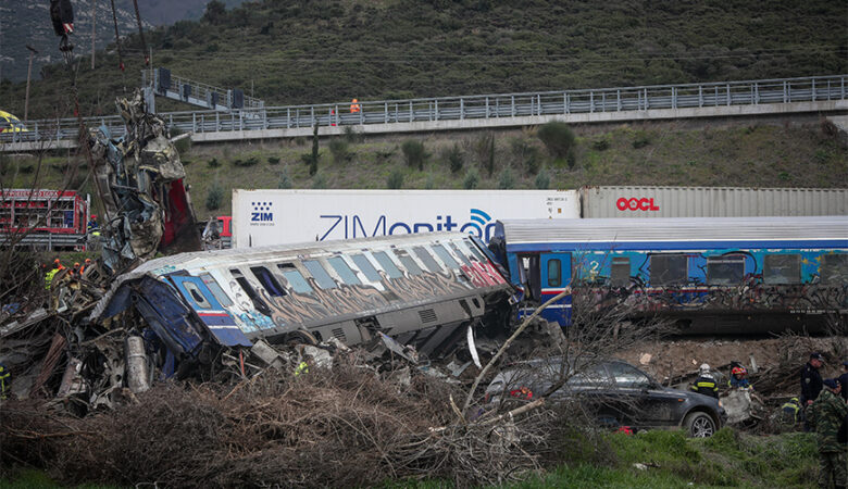 Τραγωδία στα Τέμπη: Επιβάτης που σώθηκε – «Η μητέρα μου μόλις με είδε έπαθε την καρδιά της και νοσηλεύεται»