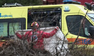 Σιδηροδρομική τραγωδία στα Τέμπη: Ταυτοποιήθηκαν 52 σοροί – Ενημερώθηκαν 14 οικογένειες