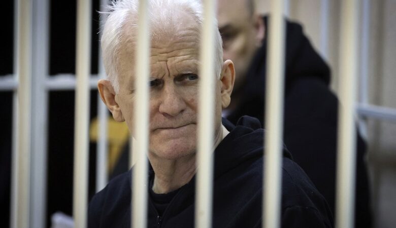 Λευκορωσία: Ο βραβευθείς με το Νόμπελ Ειρήνης 2022 Άλες Μπιαλιάτσκι καταδικάστηκε σε 10ετή φυλάκιση