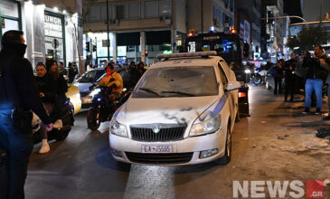 Άγνωστοι πυρπόλησαν περιπολικό στο Μοναστηράκι- Τραυματίστηκαν ελαφρά δύο αστυνομικοί