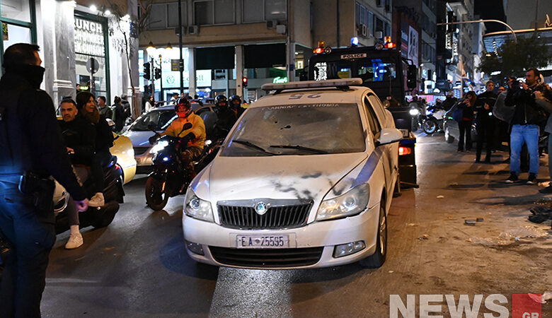 Άγνωστοι πυρπόλησαν περιπολικό στο Μοναστηράκι- Τραυματίστηκαν ελαφρά δύο αστυνομικοί