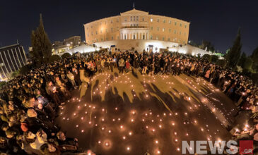 Συγκέντρωση διαμαρτυρίας για την τραγωδία στα Τέμπη – Σχημάτισαν με κεριά τη φράση «πάρε με όταν φτάσεις»